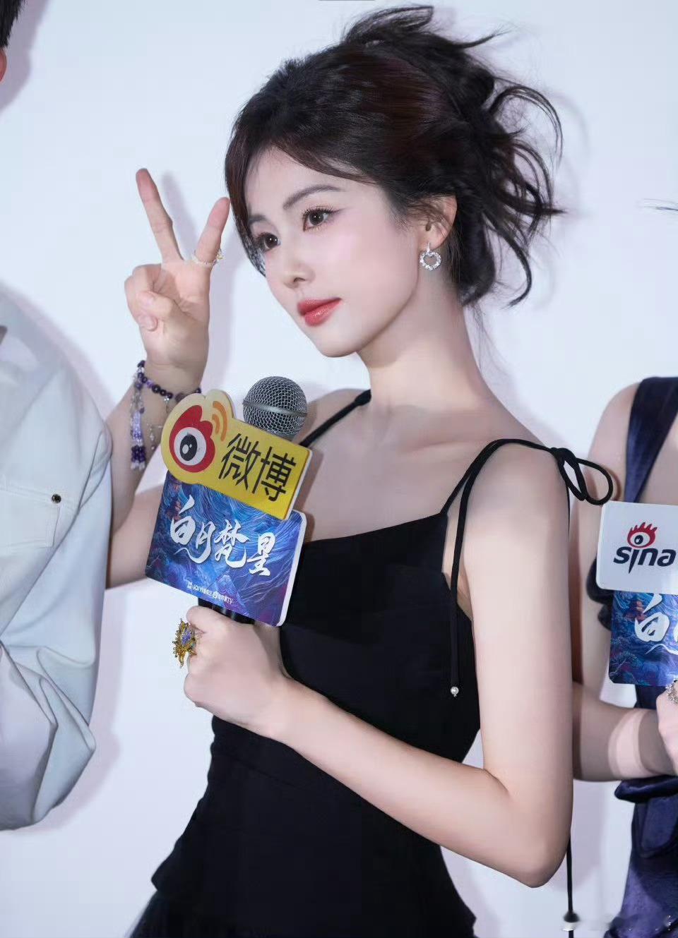白鹿 泡泡仙女 白鹿宛如从梦幻中走来的泡泡仙女。她一袭黑裙，手持泡泡机，那迷人的