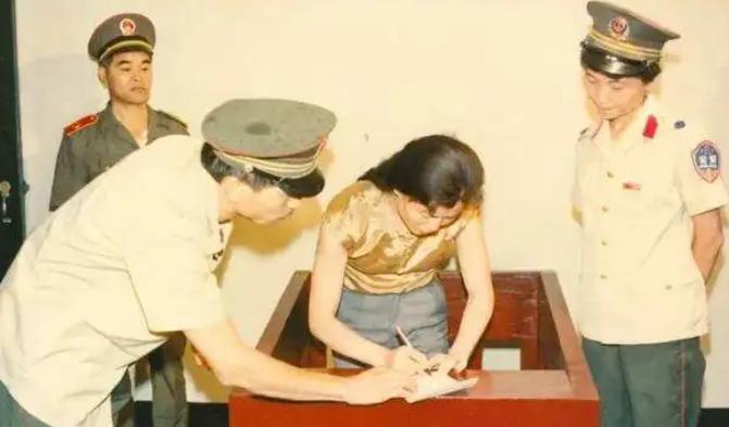 第一个被执行死刑的女明星，你知道是谁吗？1992年，“刘三姐”程春莲被执行枪决，