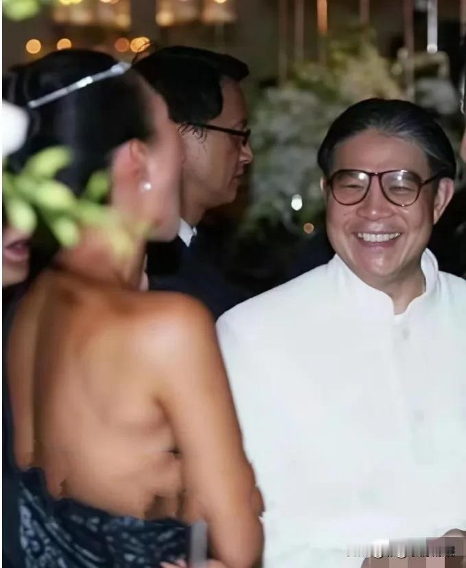 终于知道章子怡为什么嫁不进豪门，豪门喜欢的是土纯风不是热辣风，她当时在晚宴上穿搭