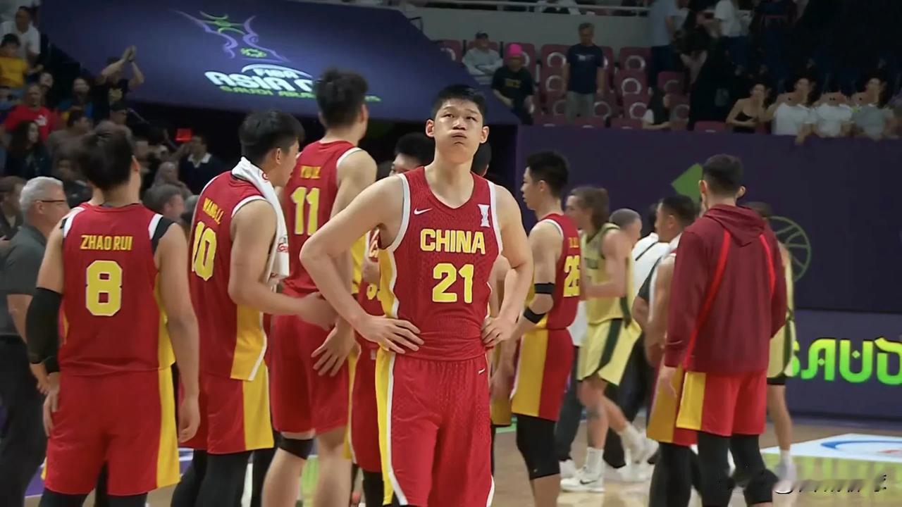 中国男篮以一分惜败给澳大利亚。胡明轩本有望绝杀，可是还是没能投进，能把澳大利亚逼