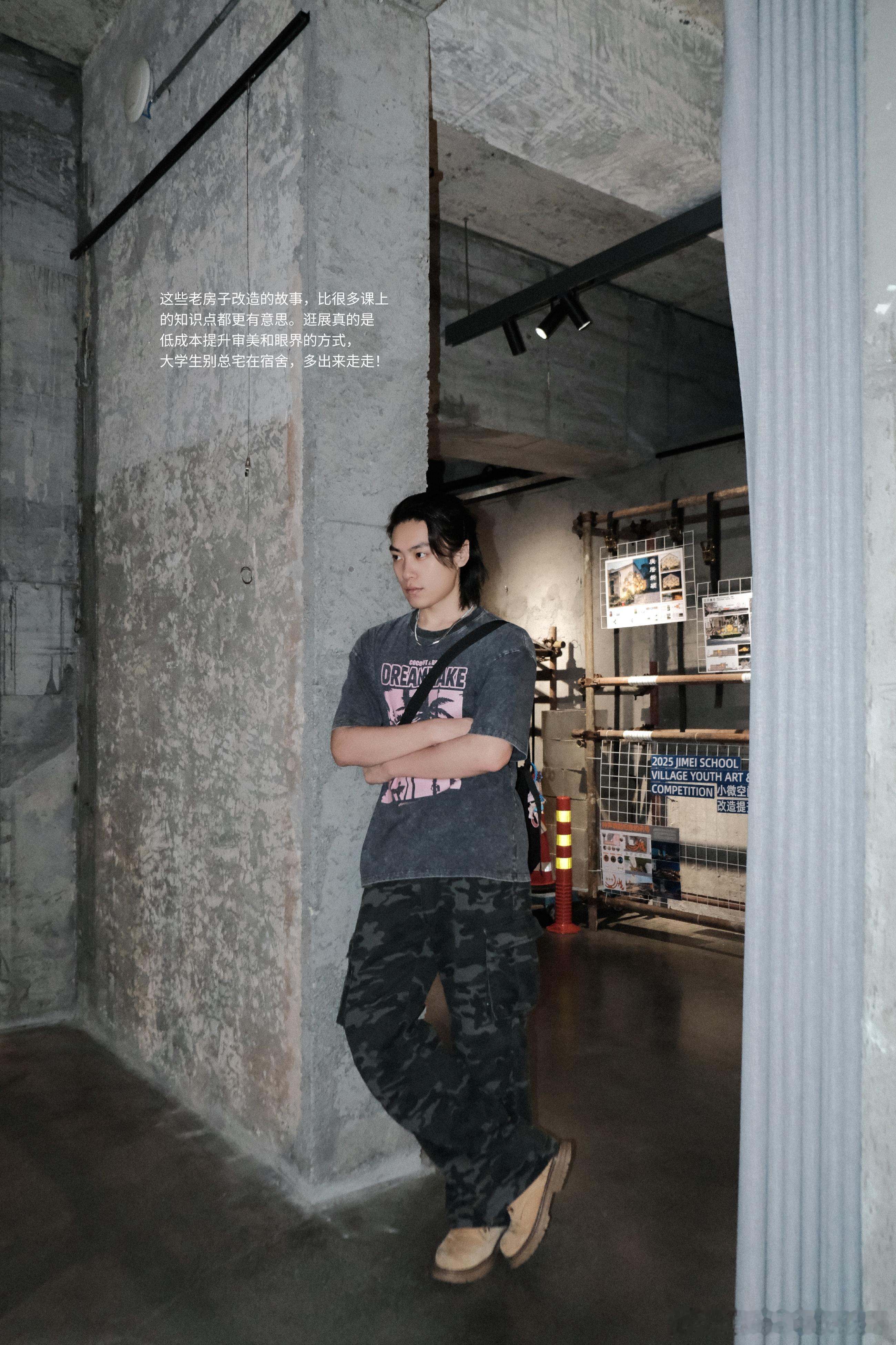 城市是一本铁做的书在城市更新展，读一些可供翻阅的“铁书”。每一个作品都像是由无数
