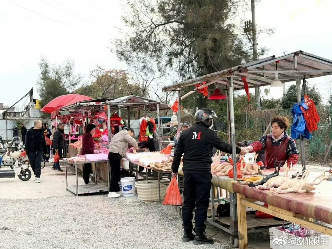 玉环流动摊点有了暖心新家烟火气与城市治理可以双向奔赴！玉环为流动摊贩建起临时疏导