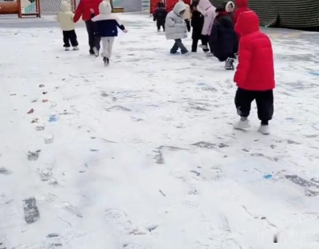 中午到校接娃，老师跟我吐槽俩娃太能闹。
我一问才知道，下雪天孩子们出门玩，女儿半