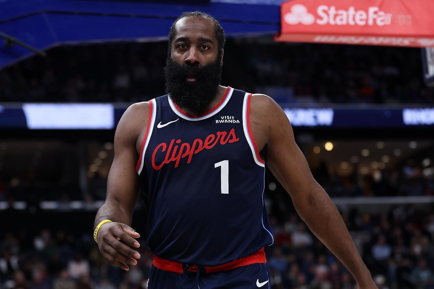 小里弗斯认为哈登是NBA历史第四伟大的得分后卫，他表示：“我认为詹姆斯·哈登在得