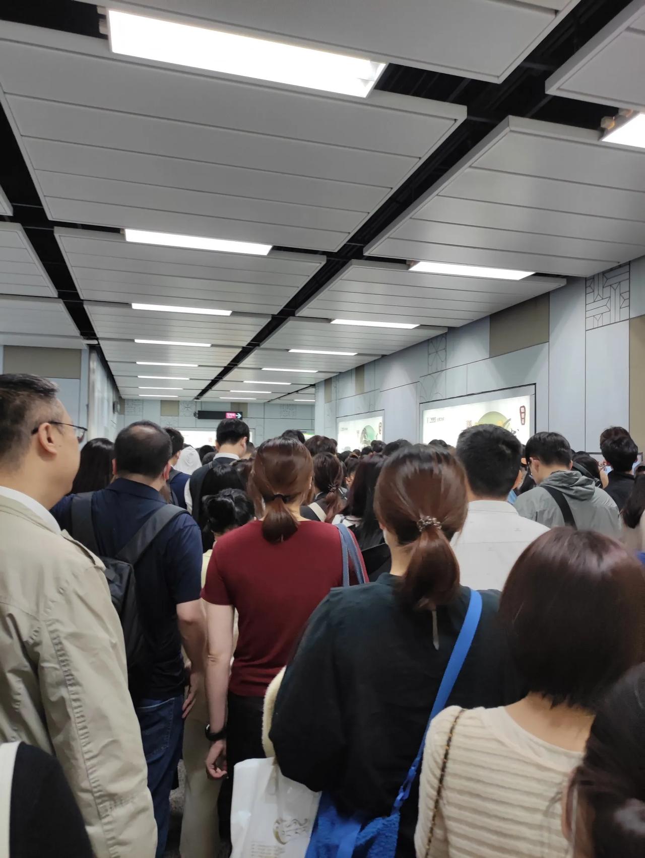 打工人盼星星盼月亮盼来周五下班，结果地铁限流这老六，让回家变成一场“持久战” 。