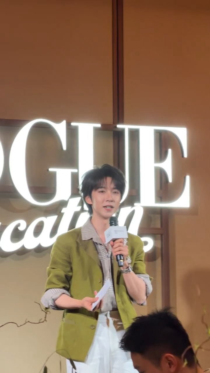 走完红毯又来兼顾场内主持的贺峻霖🥺好全面呀孩纸贺峻霖VOGUE晚宴主持