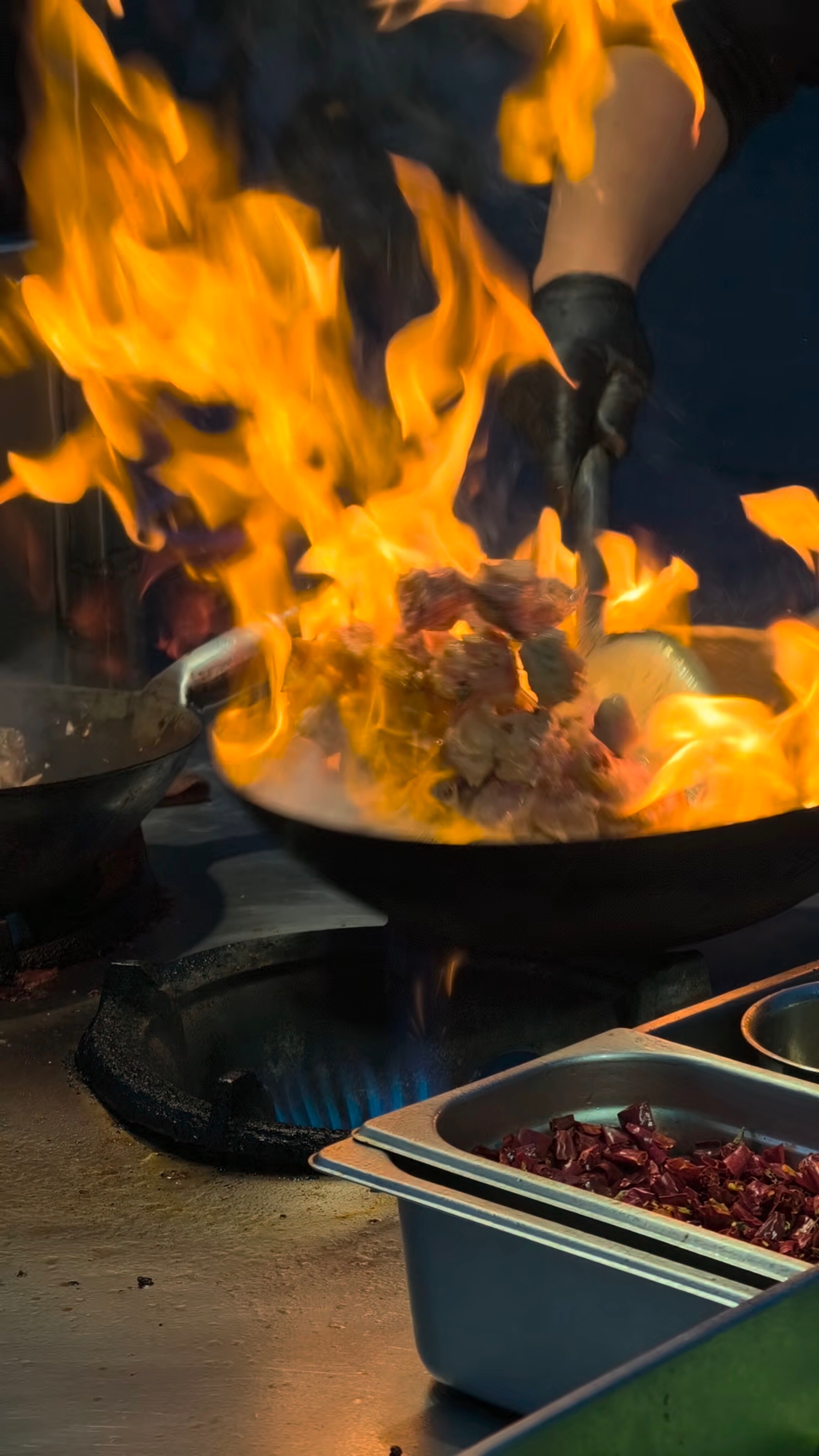 Live图拍此类场景太合适了！烟火气十足的临沂炒鸡来一份