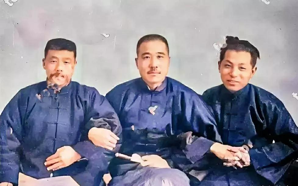 1927年，张学良，张宗昌，褚玉璞三大军阀的合影，张宗昌是张学良父亲张作霖的部下