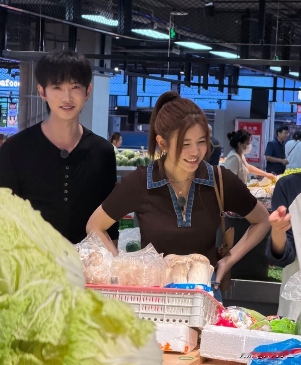 陈妍希逛北京菜市场素颜生图状态！

一身简约休闲穿搭，棕色Polo短袖搭配高马尾