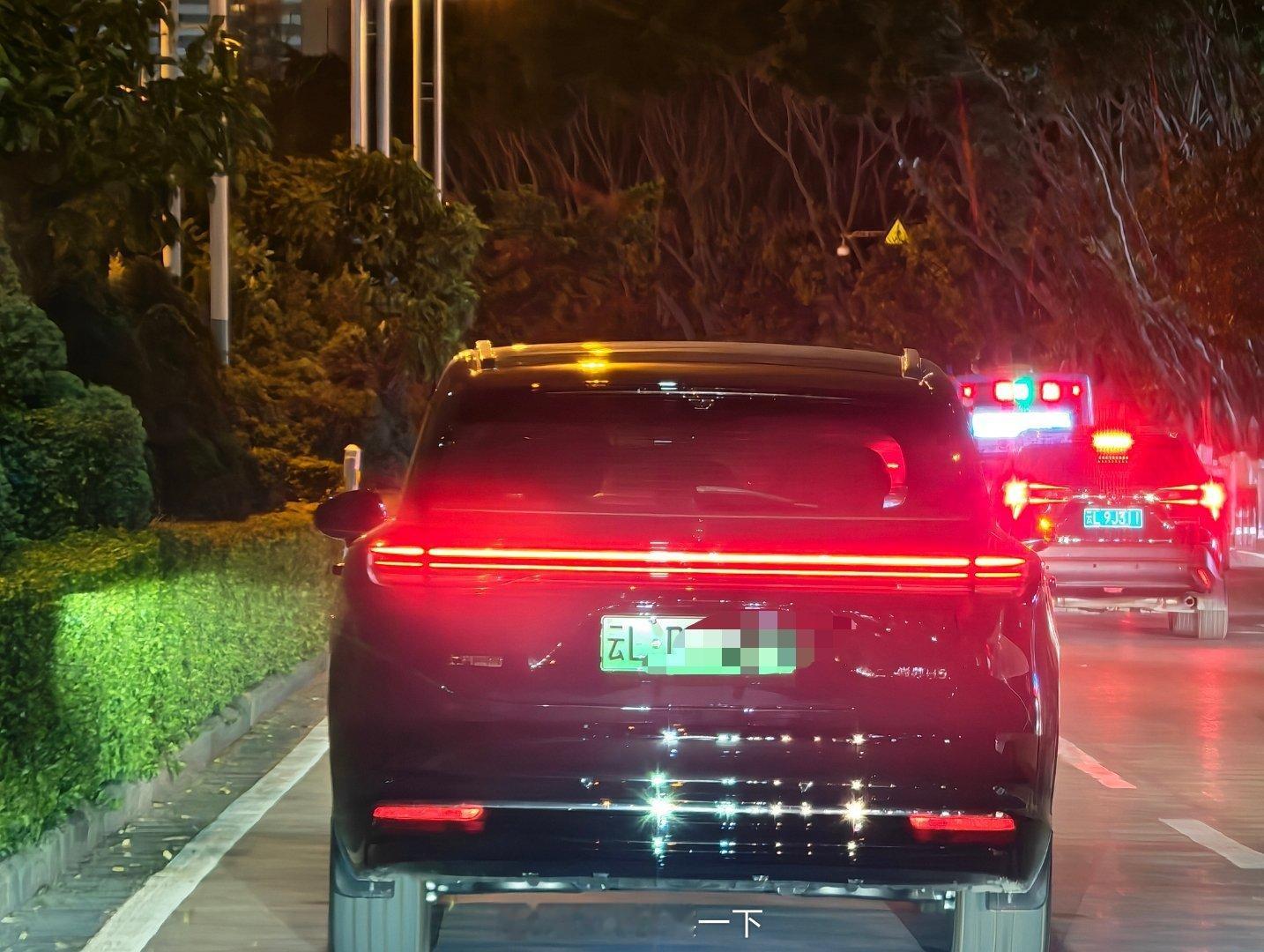 昨晚遇到一台黑色的尚界H5，有一说一晚上挺帅的，后尾灯没有跟着轮廓走，也导致我一