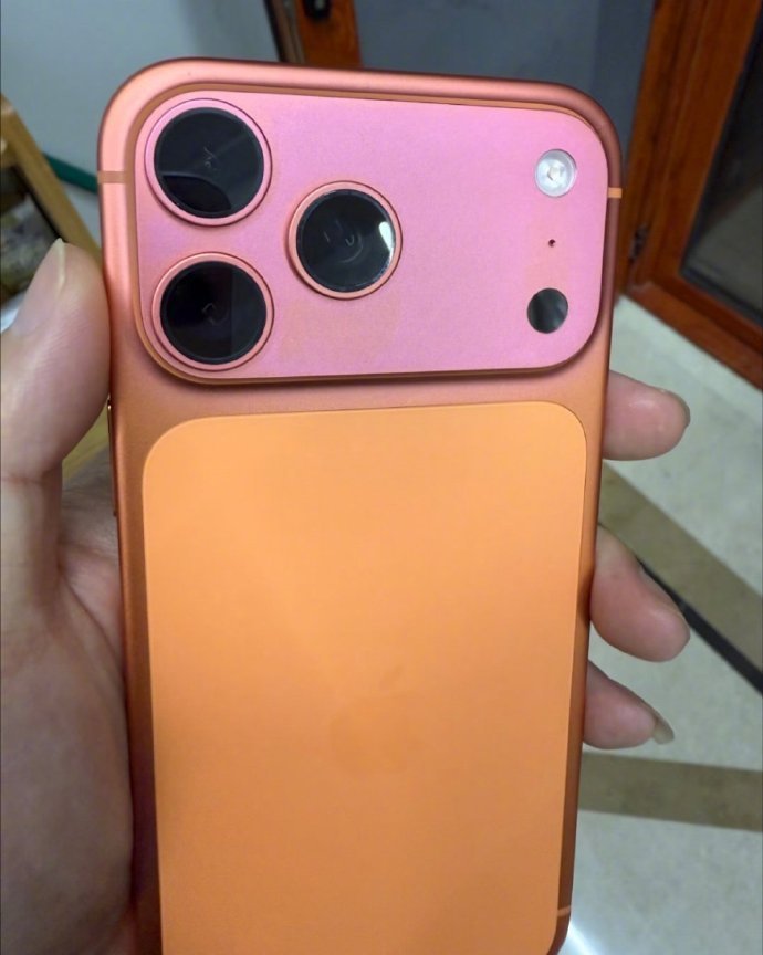 iPhone17只用一个月橙色变粉色哈哈，这个应该算是绝版吧，好有辨识度！ 