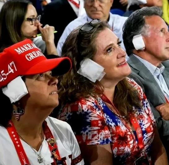 特朗普支持者：让我们一起包扎右耳！

在美国共和党全国代表大会上，特朗普支持者学