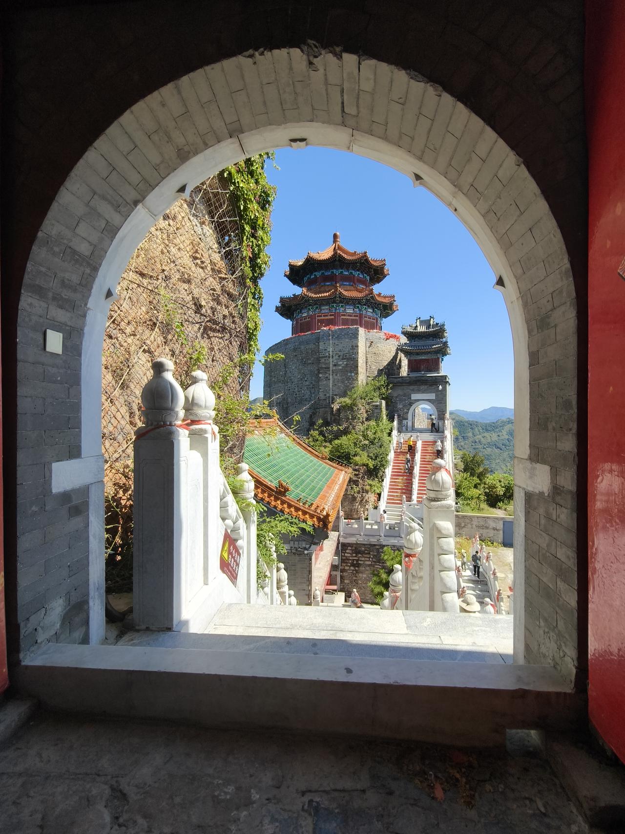 丫髻山还是有些归制的，在平谷所有的道观里归制比较大，有昔日皇家风范。看到国民大佬