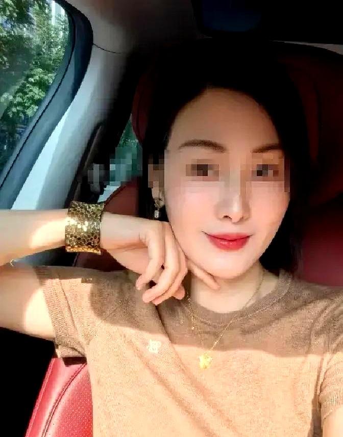 午休时,办公室只剩几个人,她凑到桌边压着嗓子炫耀:外面有人四五年了,家里那个老实