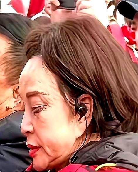 75岁老太太抱着小30岁的男演员啃吻，体检单上的骨密度硬生生砸出172%的变态数