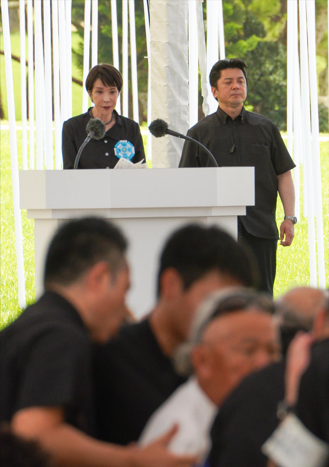 今（23）日，高市早苗在琉球主持所谓的“冲绳战役追悼祭奠仪式”。而在现场，发出反