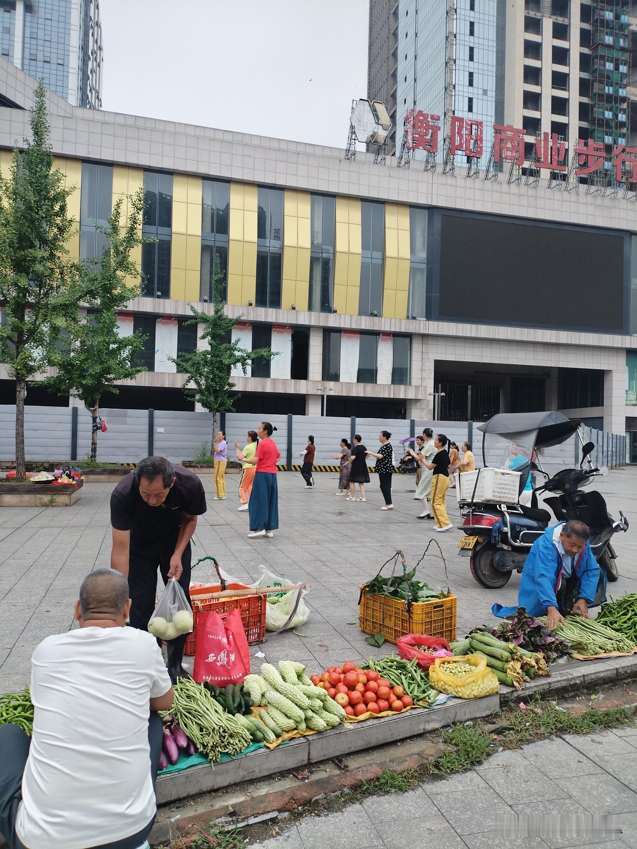 衡阳市城乡健康观反差强烈。
2026年7月1日晨6:28，在衡阳市城中心区商业步
