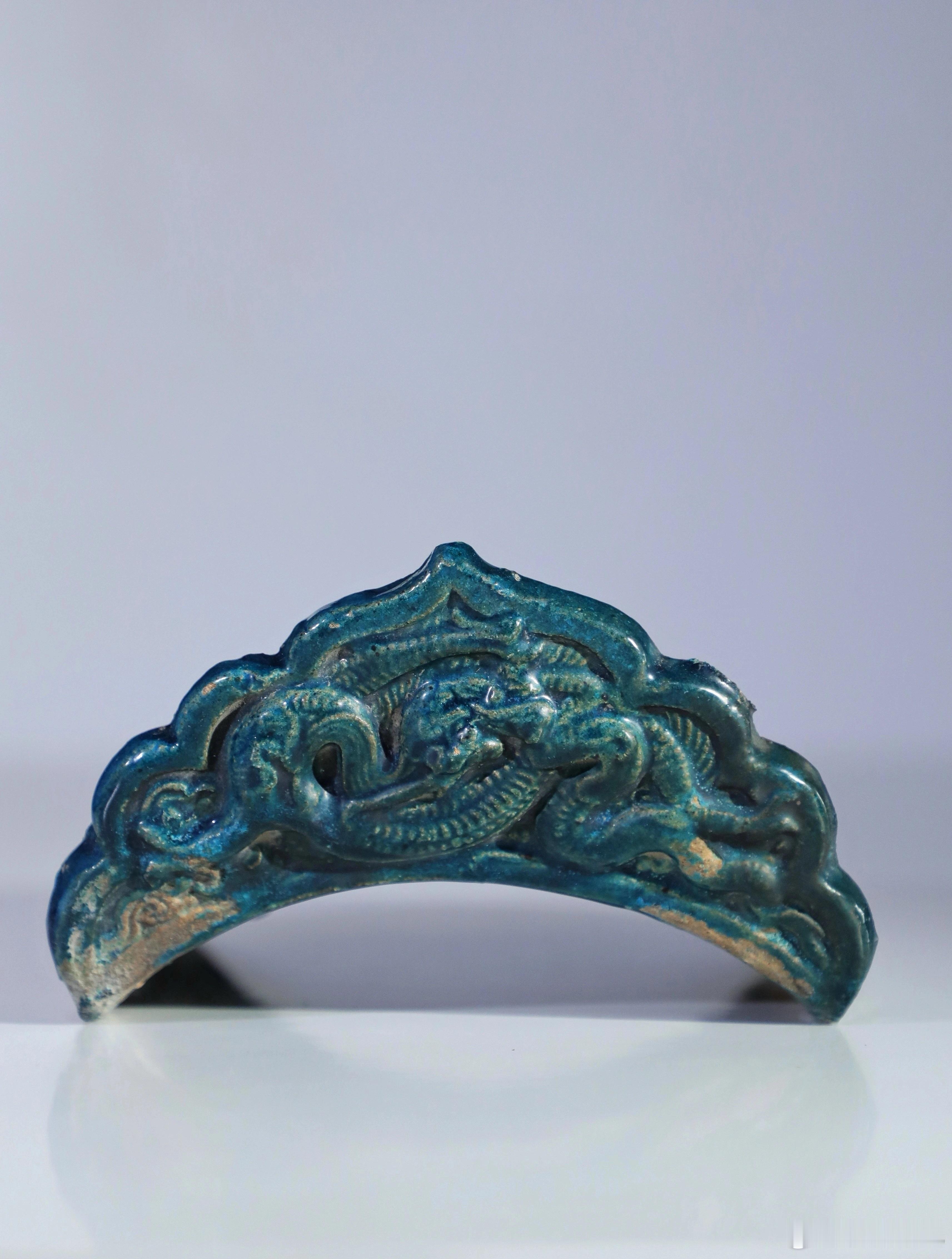 古瓷鉴定 蓝釉龙纹水滴，这样的条形鳞多是元代风格。最后一图为元中都出土文物 