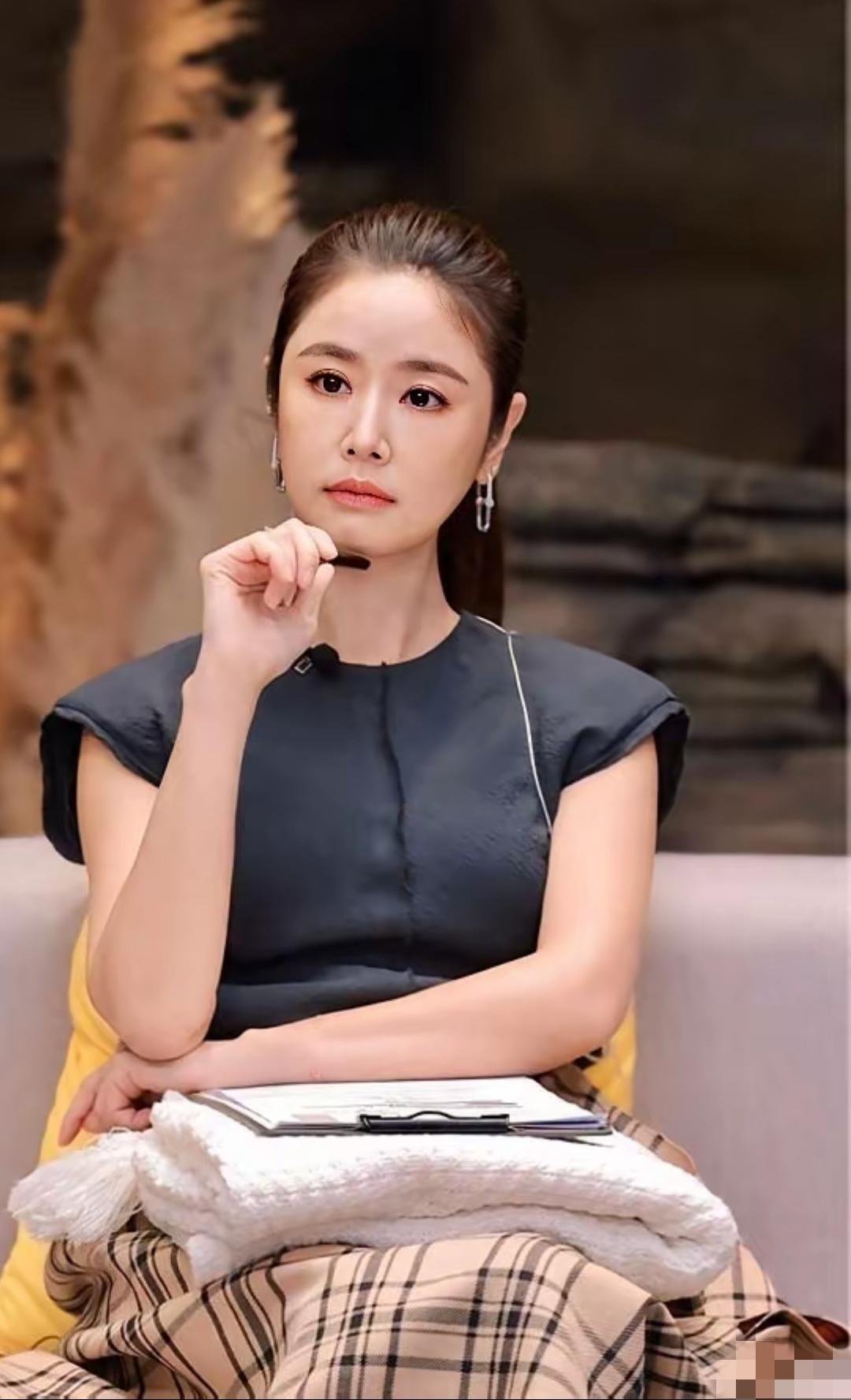 50岁林心如靠增肥实现脸部无皱褶！比同龄人年轻十岁！

这种方法的确不错，脸上不