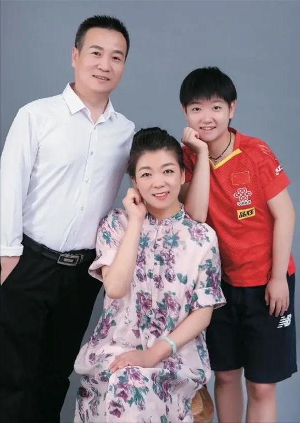 女儿孙颖莎现在已经是世界排名第一，全民的偶像了，假如作为父亲的他，随便露露脸，讲