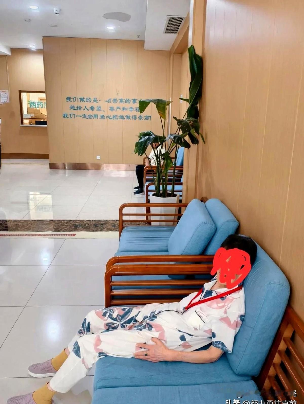 一定要远离这种场所！

有位二奶奶，肺癌到了晚期，查出来才一个多月就离世了。
