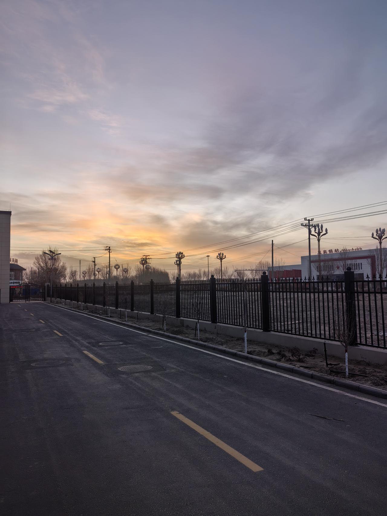 《晨曦》
清晨上班九点半，路遇晨曦随手拍。
几天工作比较忙，忘记打卡素食斋。
枣