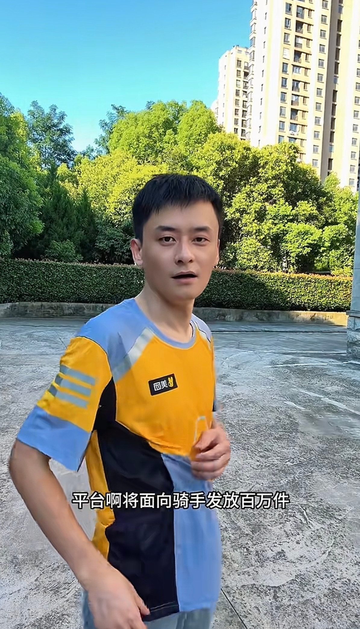 27333条需求织成骑手新衣服美团汇总两万多条骑手真实诉求，升级打造全新工装。分