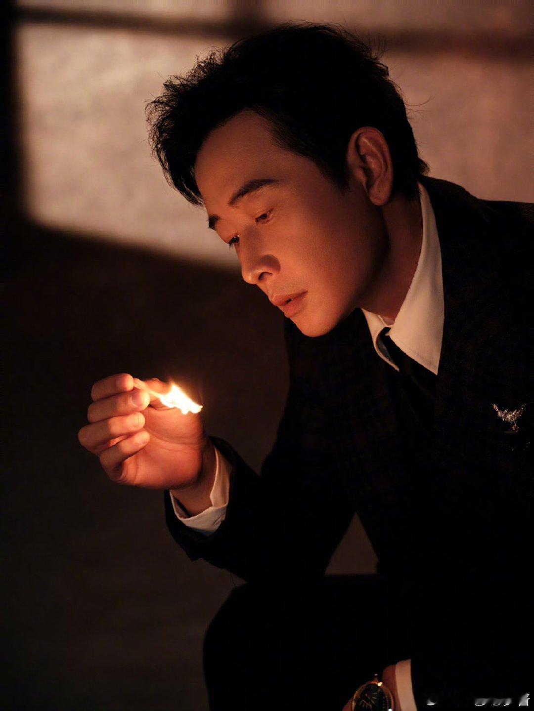 罗晋瘦了好多 看片会现场的晋哥状态好有故事感！沧桑感拉满却丝毫不减魅力，化学博士