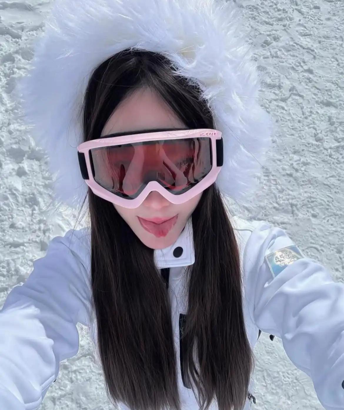 我觉得：
女人最好的风水，
不是命好，
也不是颜值高，而是
你把自己过得好。
​