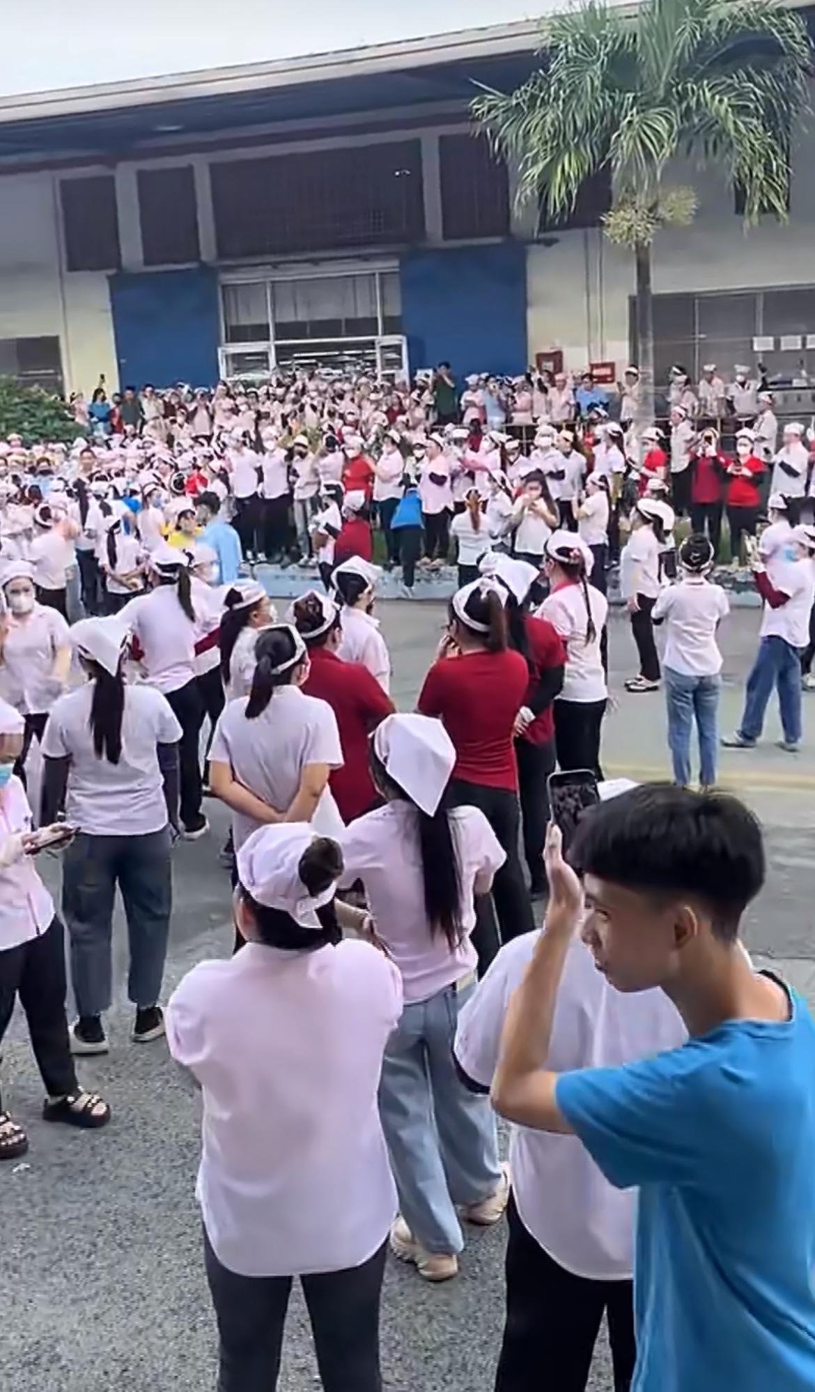 完犊子了，越南人的发财梦破灭了。韩国工厂宣布关闭，然而越南工人集体罢工不同意工厂