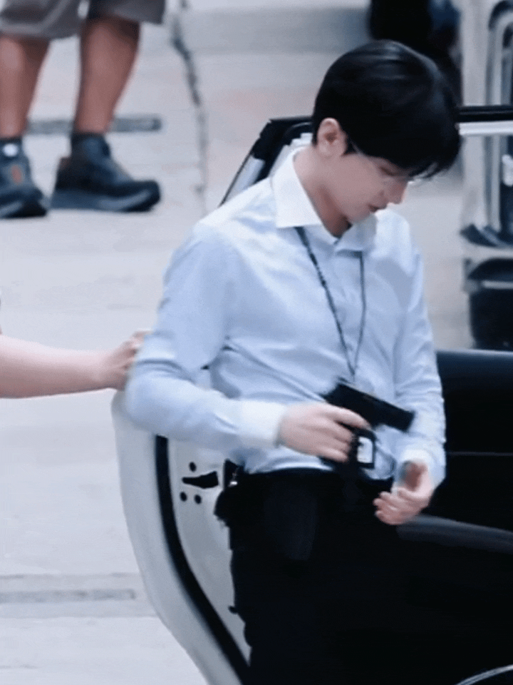 成毅小时候肯定也是看TVB警匪片长大的孩子吧？
小时候也幻想自己是个超级英雄，可