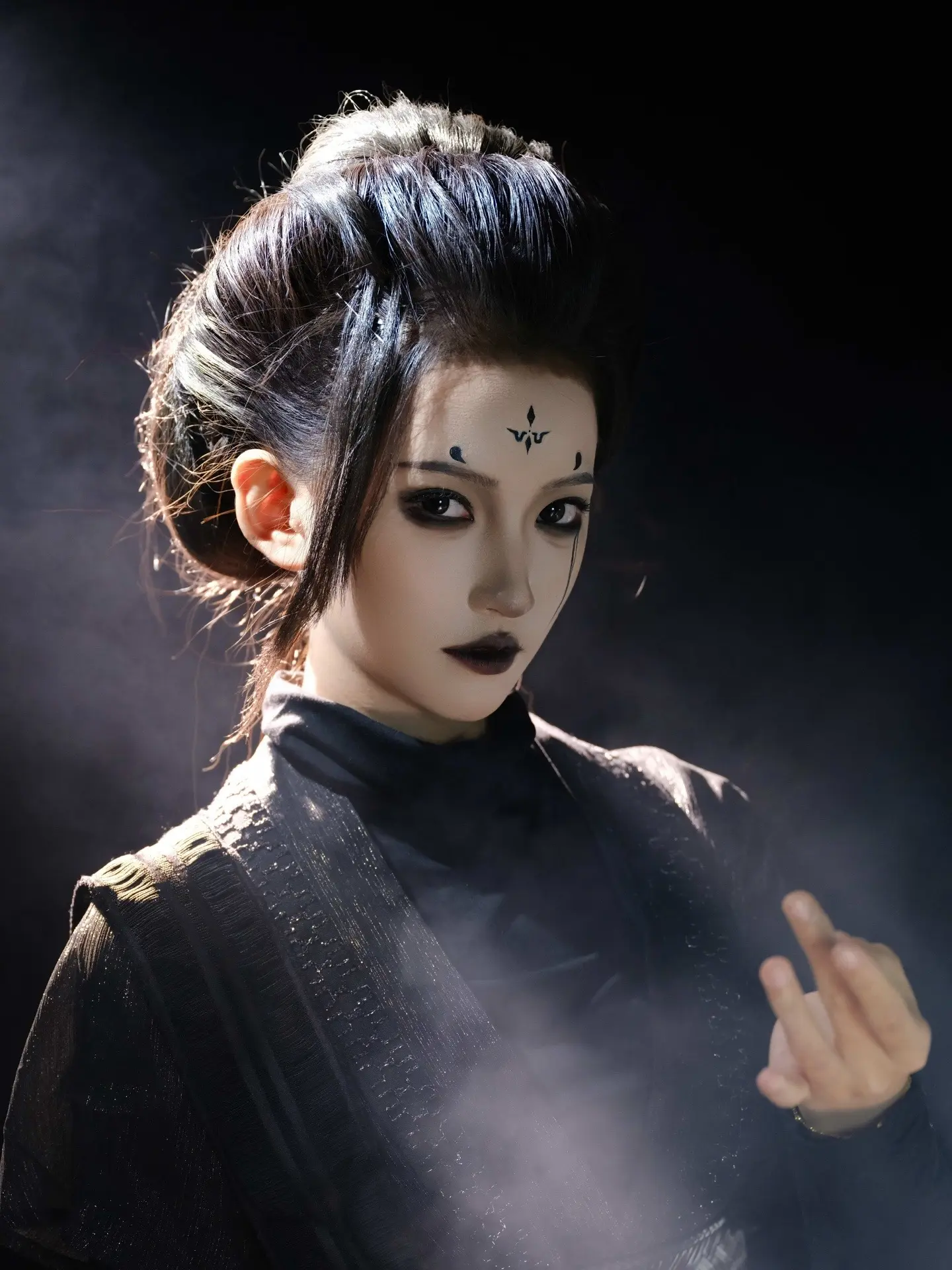 “捉到好东西，也不先让妹妹们尝尝。”