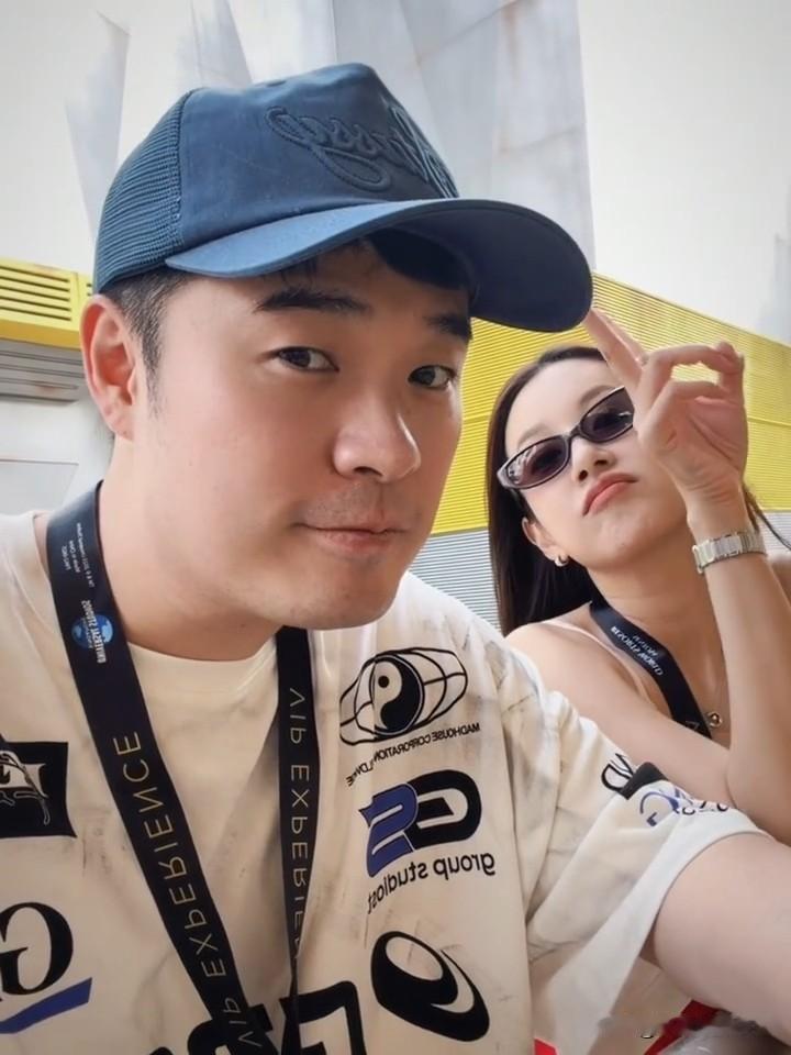 1月10日，陈赫更新一家人上海迪士尼游玩vlog。他身穿白色短袖，下身搭配浅蓝色