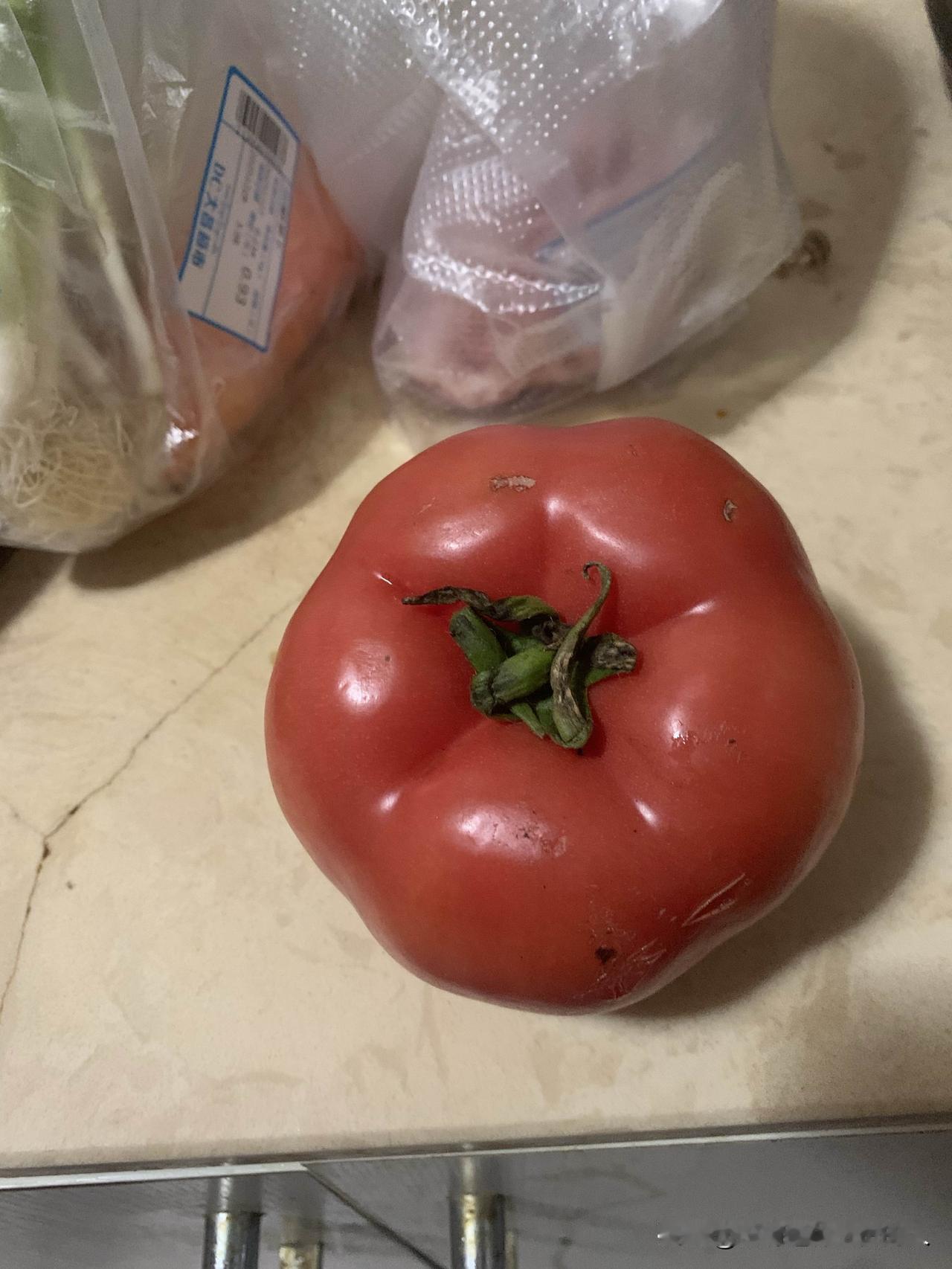 以前是番茄炒鸡蛋，现在番茄的身价暴涨了10倍，变成了鸡蛋炒番茄。

去超市，一斤