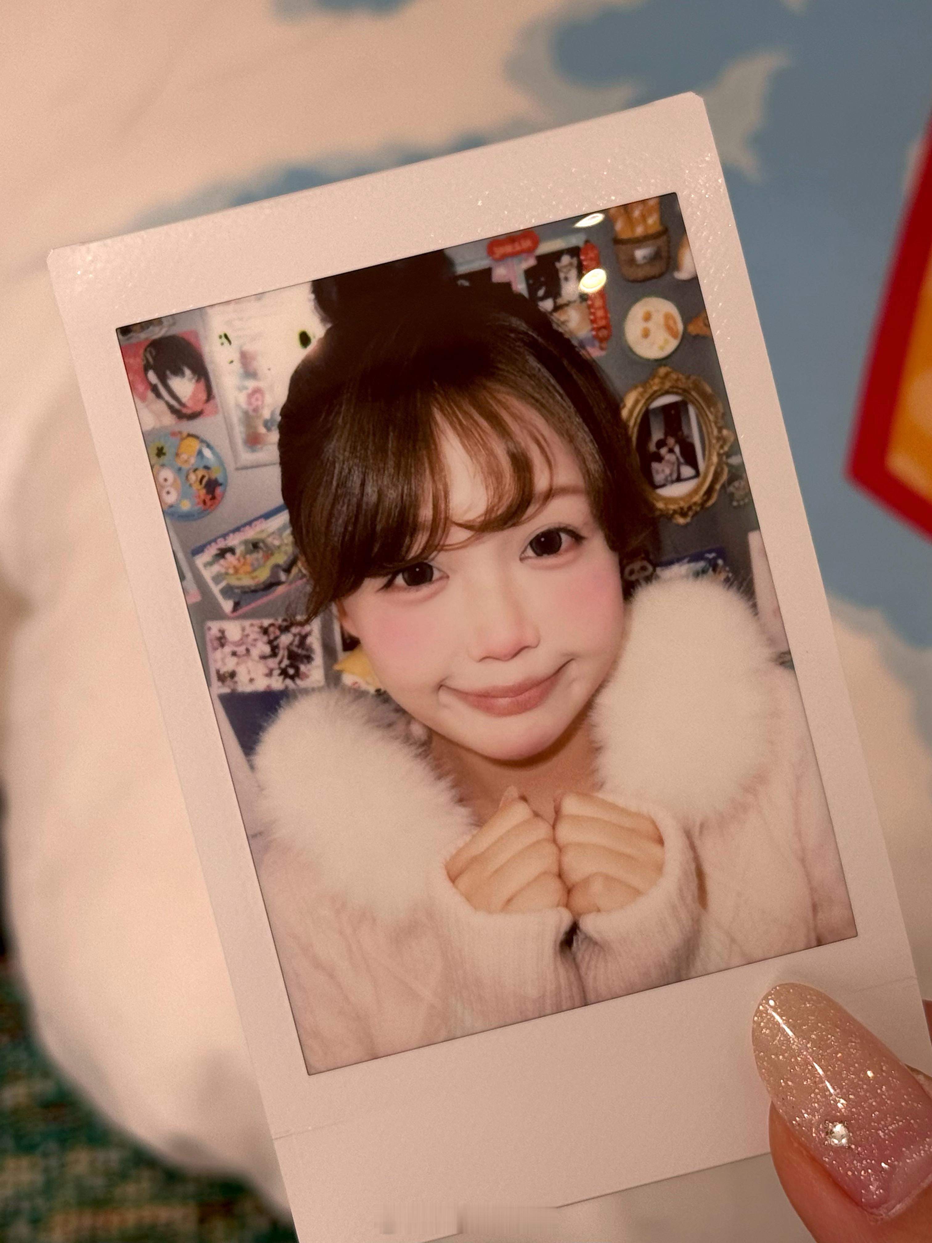 新的拍立得快门太灵敏了碰一下就碰出一张相纸