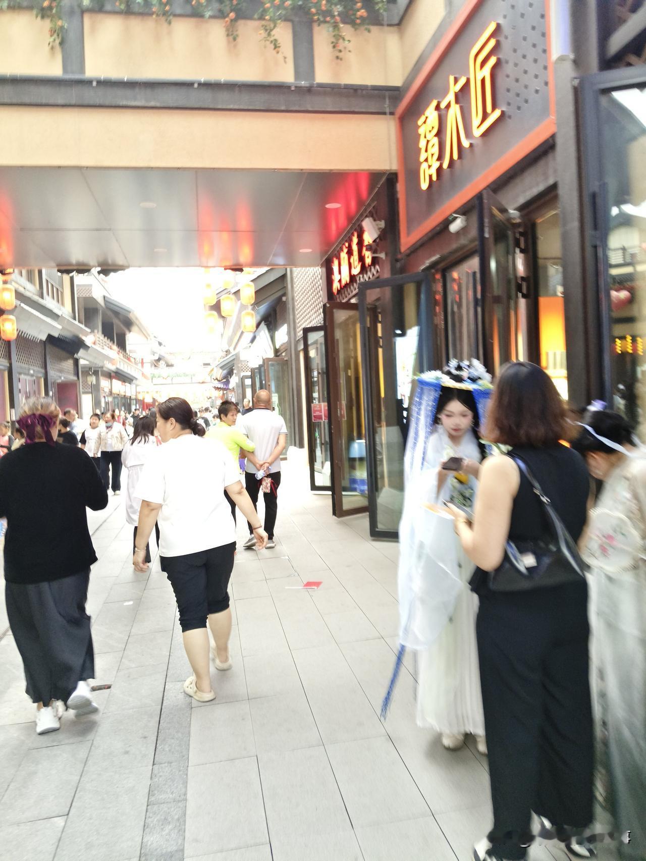 万能生活指南 打卡古风街市，感受传统与现代的碰撞！🏯👗📸