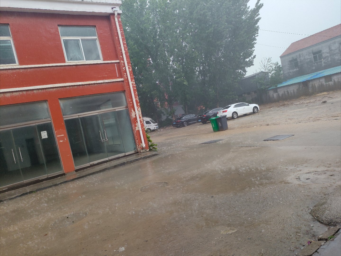 下雨了 