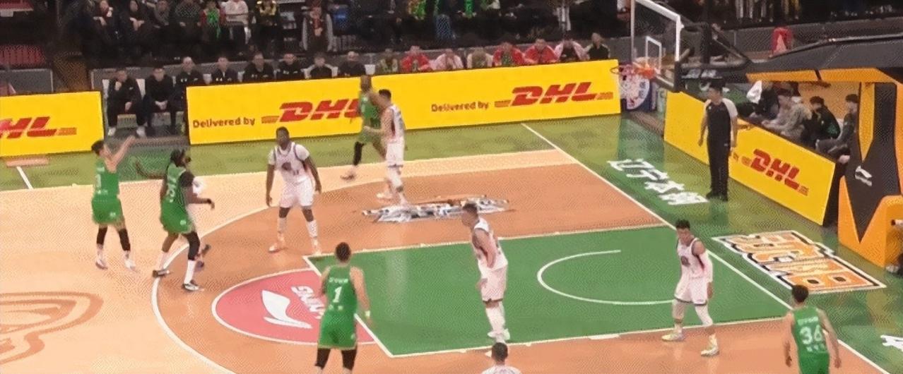 遭遇3连败！赵继伟致命失误空砍12+7+6 5人上双山东力克辽宁
 
赵继伟的罚