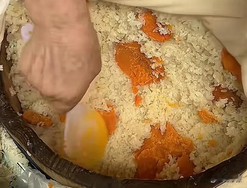 #秋日生活打卡季#
5块钱一碗的糯米饭你吃不，带酸萝卜和凉菜的那种，有人把糯米叫