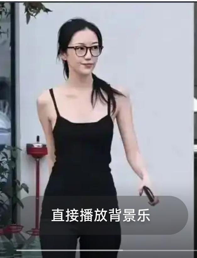 俗话说，有其母必有其女。
李嫣完美复刻了母亲那清冷又傲娇的气质，窦靖童则继承了母