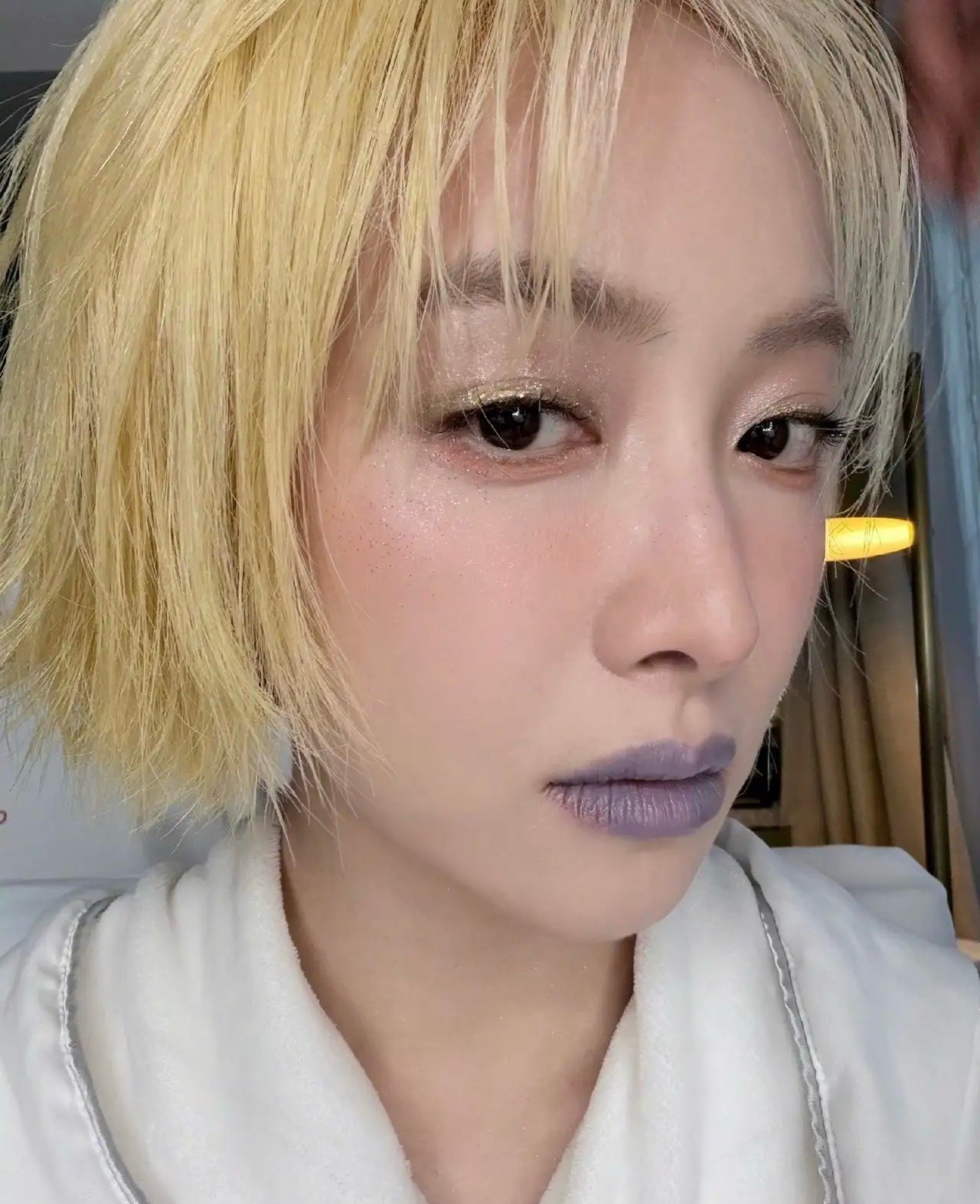 柜姐不仅把滞销的口红色号卖给了宁静，而且还成功推给了宋茜。 