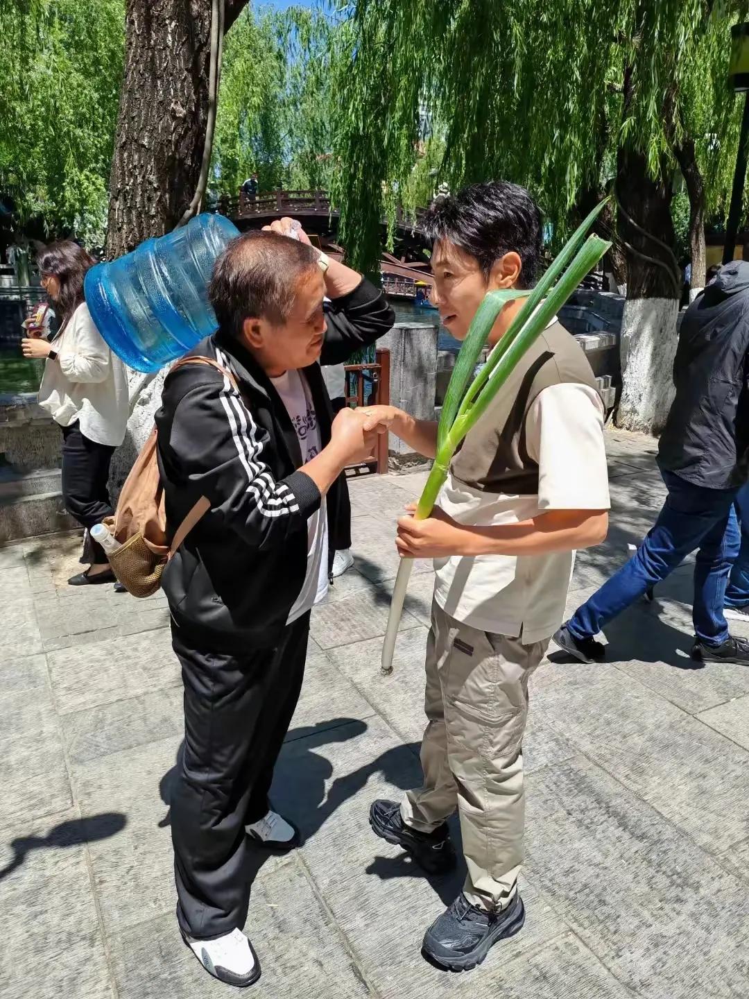 小撒拿的一定是章丘大葱！这大葱个头真长。衬托的小撒还没有这根大葱高。开玩笑的，小