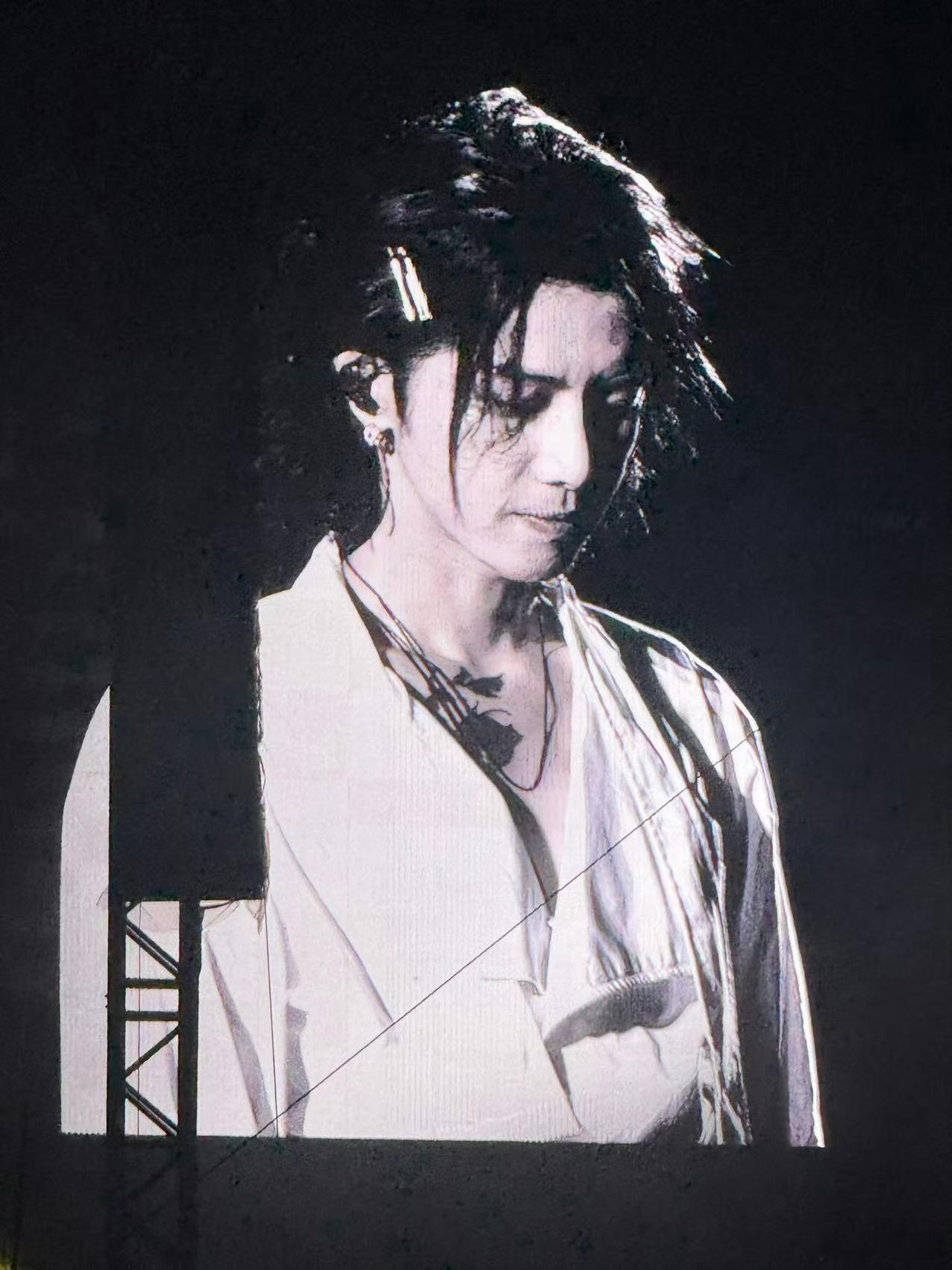 华晨宇 锁骨玫瑰 华晨宇宠粉惊喜从不缺席！今晚锁骨玫瑰造型甜度拉满，不经意间的“
