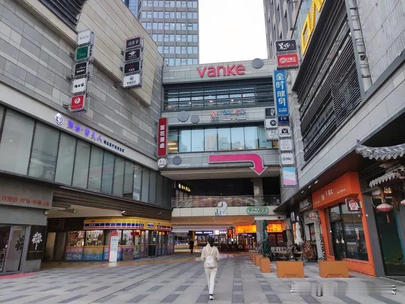 最近不是说什么反向的对比，那就是反向的内卷嘛？

那我觉得在这个经济下行的环境之