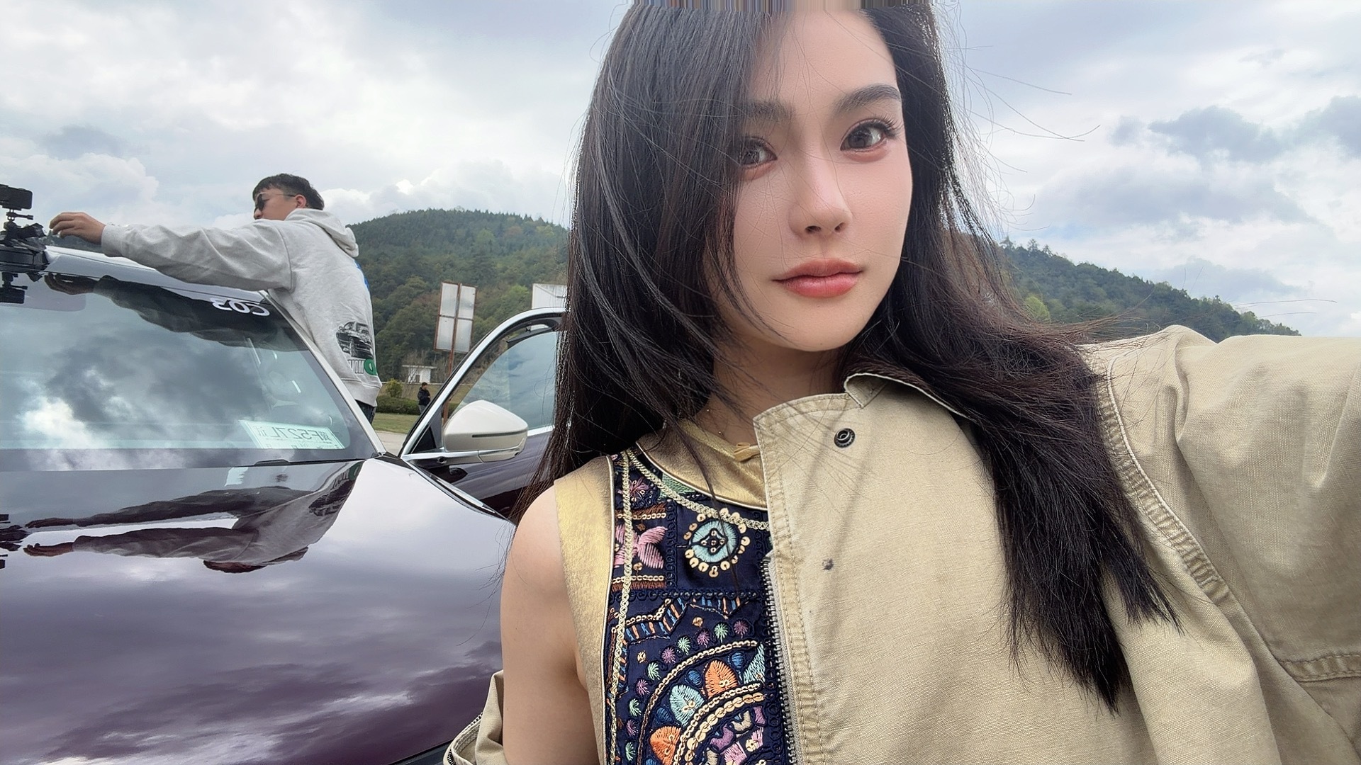 我这刺绣小裙子一穿，是不是仿佛融入当地haha～但是这外套脱不掉了，腾冲有点冷啊