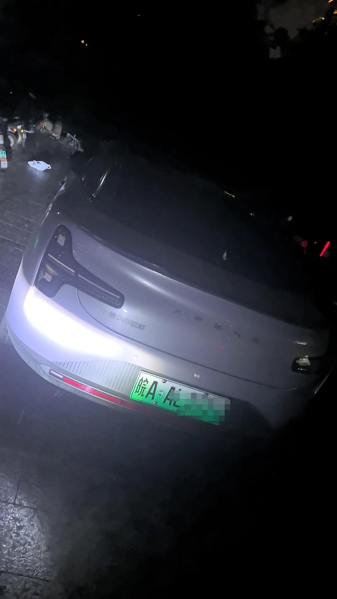 一直以为只有某想车主才会乱停车，原来这个品牌的车也会乱停车。一女的把车往路中间一
