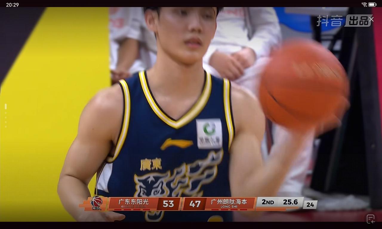 徐杰靠三分球耍威风，助攻一直在线，郭士强会给机会吗？

在胡明轩受伤的情况下，崔