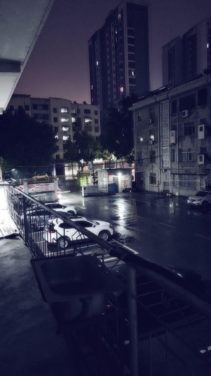 回老家了，小县城晚上啥都没。南方才是年轻人的好去处啊。小县城到晚上就没人了。 ​