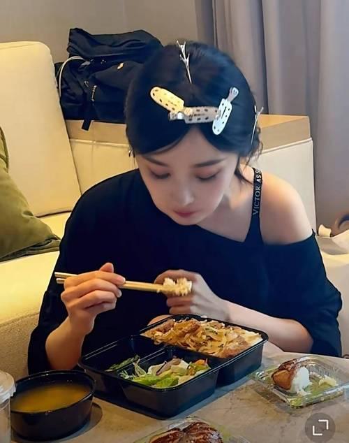 杨幂在直播中品尝美食时，刚吃了一口面便被小助理轻声提醒“少吃点”。尽管她已瘦得令