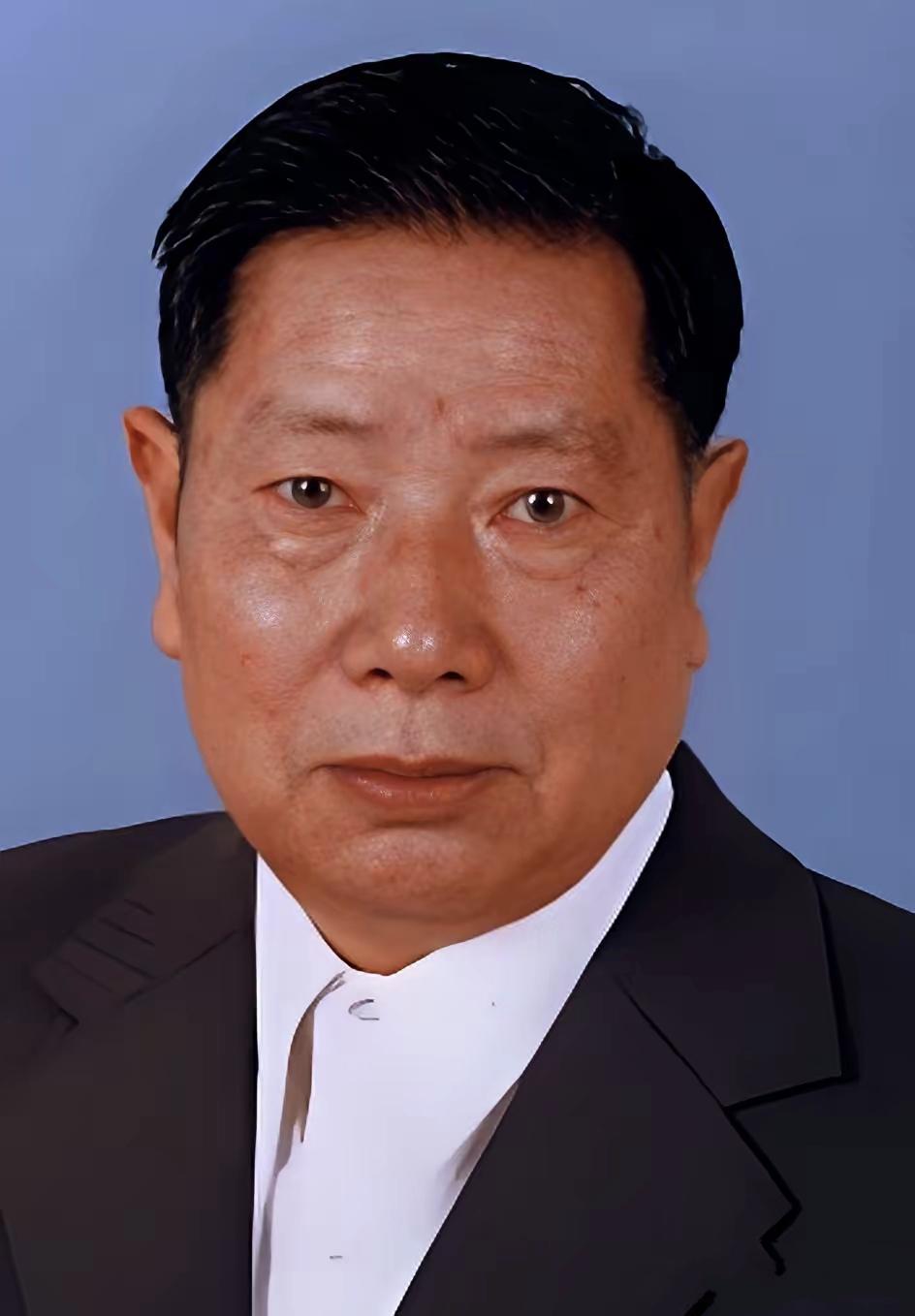 他是中国科学院院士，他是国内光学玻璃、激光玻璃领域的主要奠基人。
       